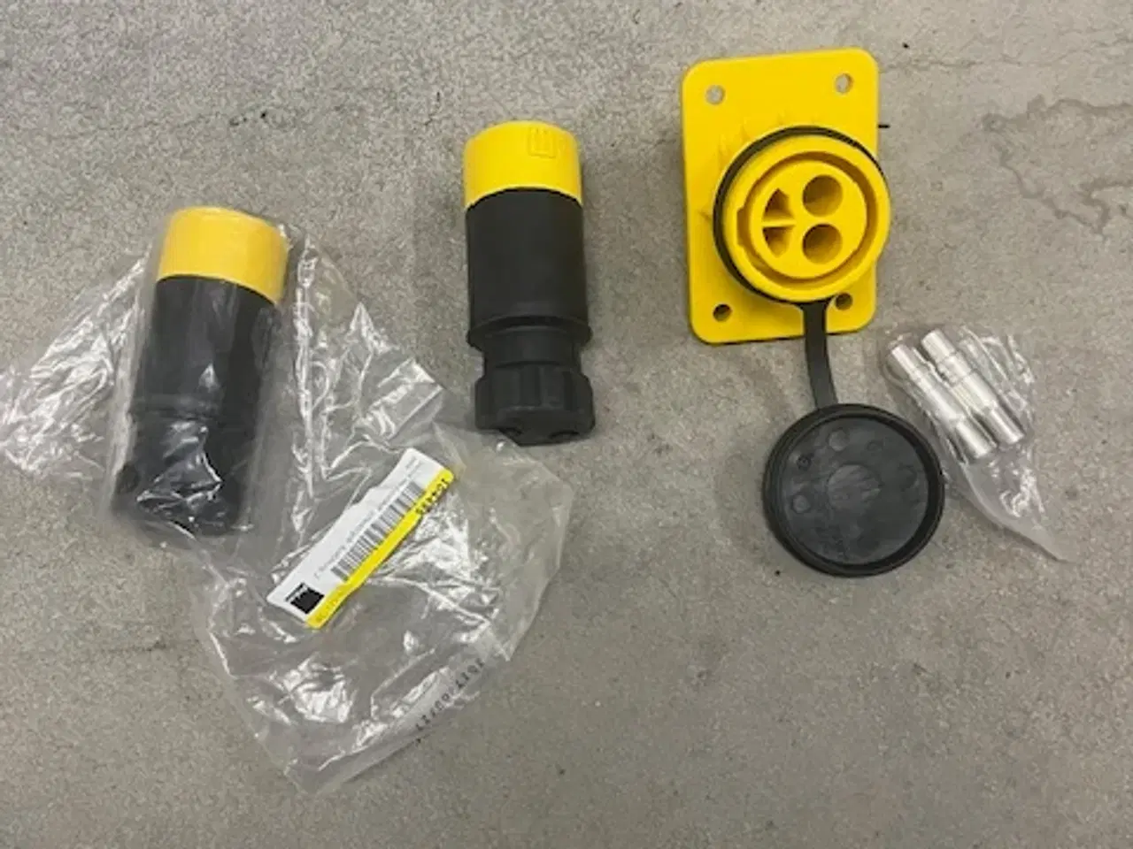 Billede 1 - 2-polet NATO starthjælpsudtag gul