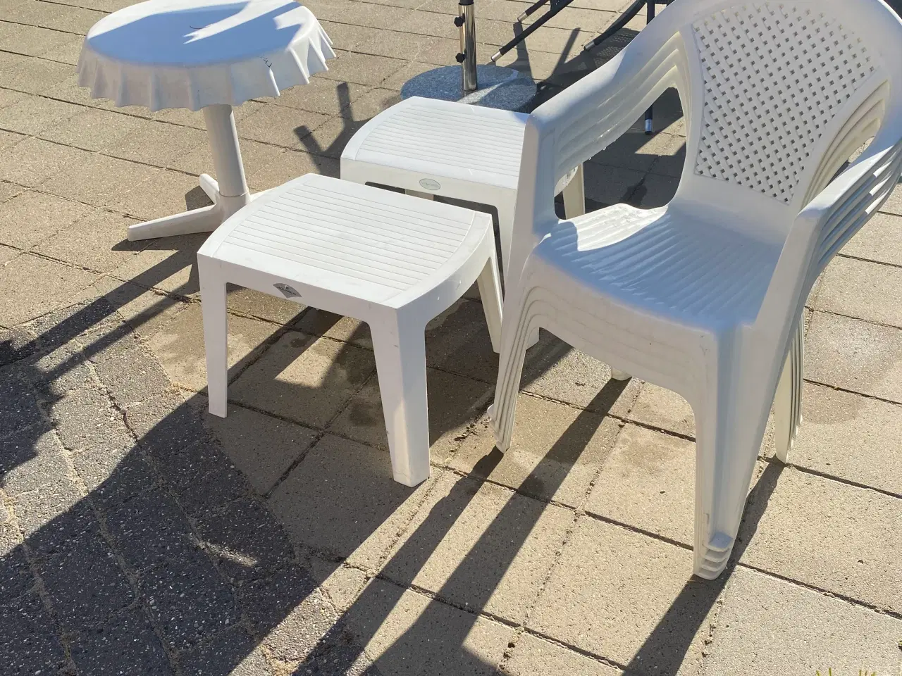 Billede 1 - Have møbler  3 borde 4 stole 