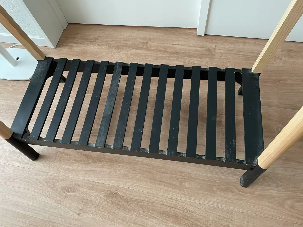 Billede 2 - Smukt tøjstativ med plads til både bøjler og fodtø