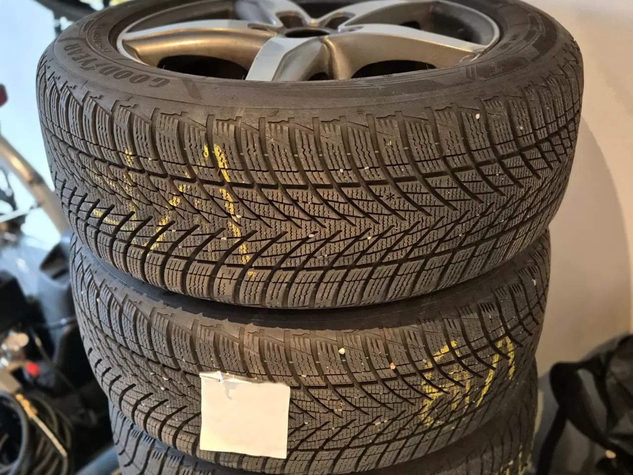 Billede 2 - 17" alufælge med Goodyear vinterdæk meget mønster