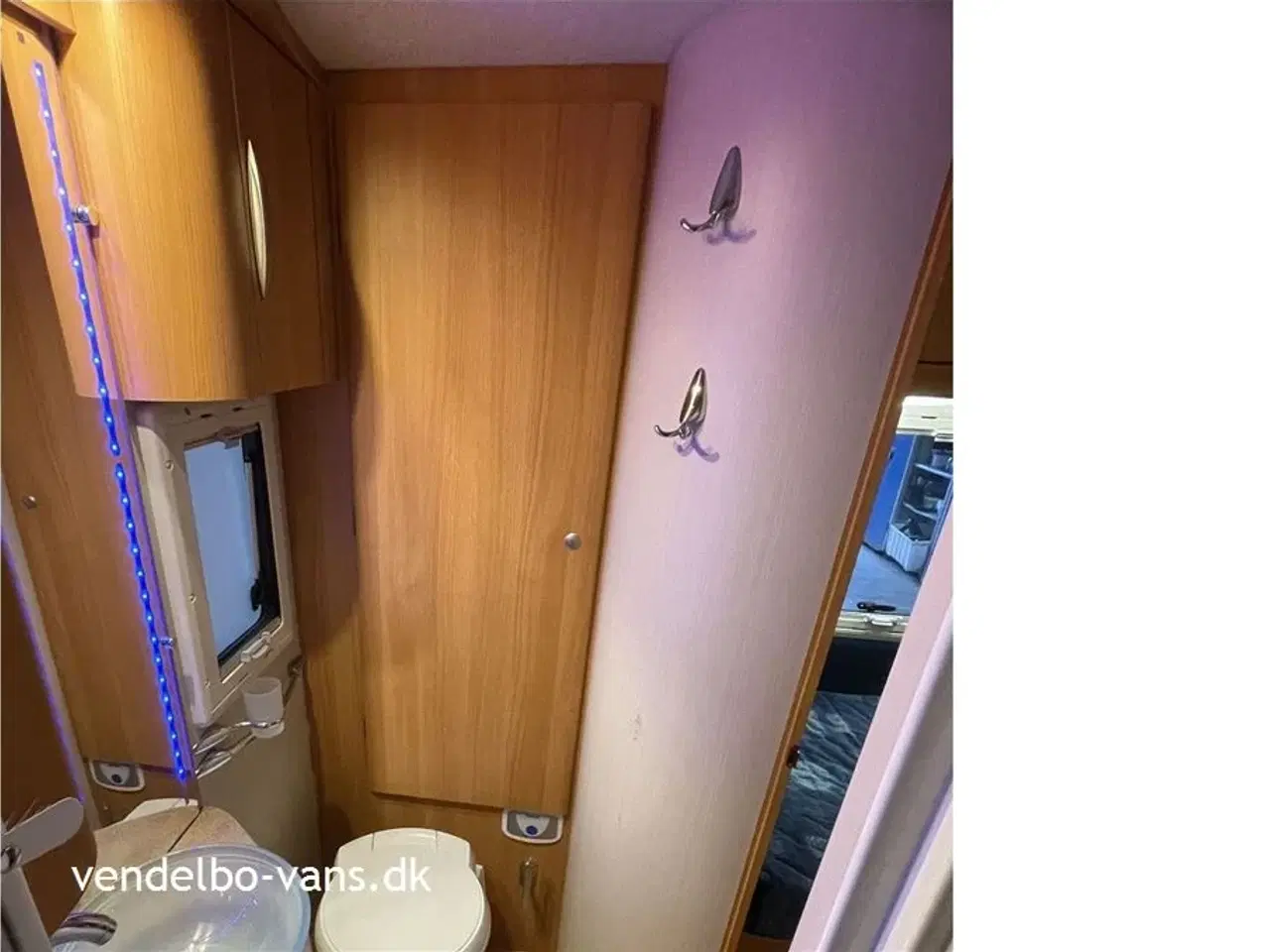 Billede 9 - 2008 - Chausson Allegro 96   Enkelsenge i lav (sidde) højde og toilet og bad i bagenden