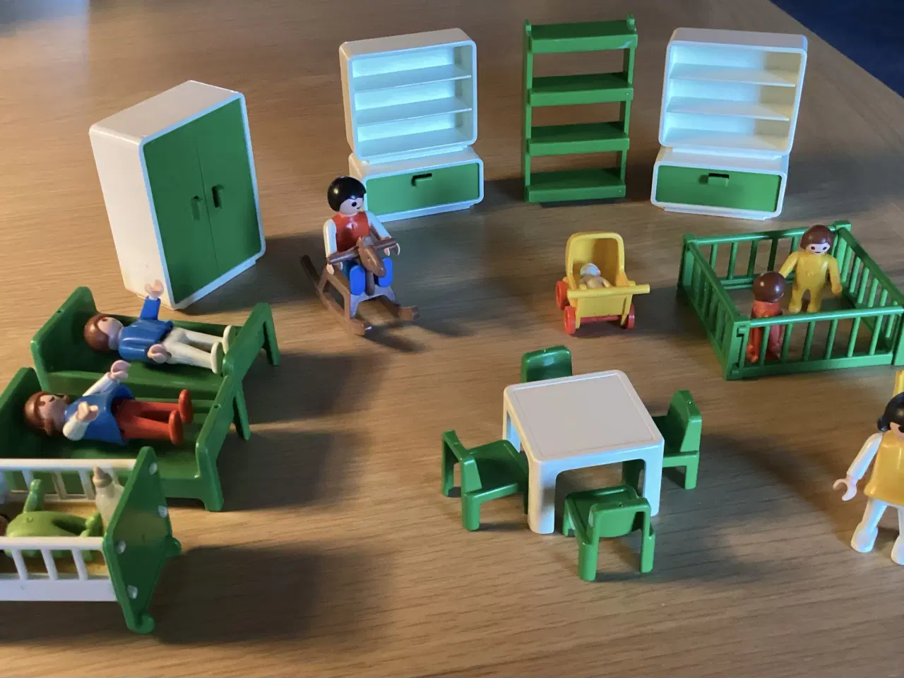 Billede 1 - Playmobil - Dukkehusmøbler og dukker. I alt