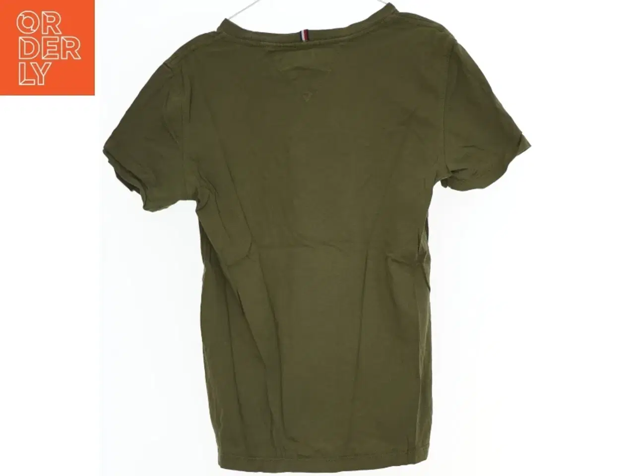 Billede 2 - T-shirt i olivengrøn fra Tommy Hilfiger (str. 140)