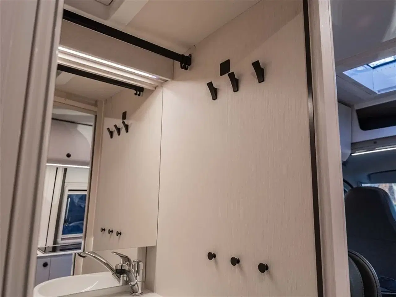 Billede 25 - 2026 - Tourne 6.4 Select aut. gear - Black   Tournes topmodel med langsgående senge