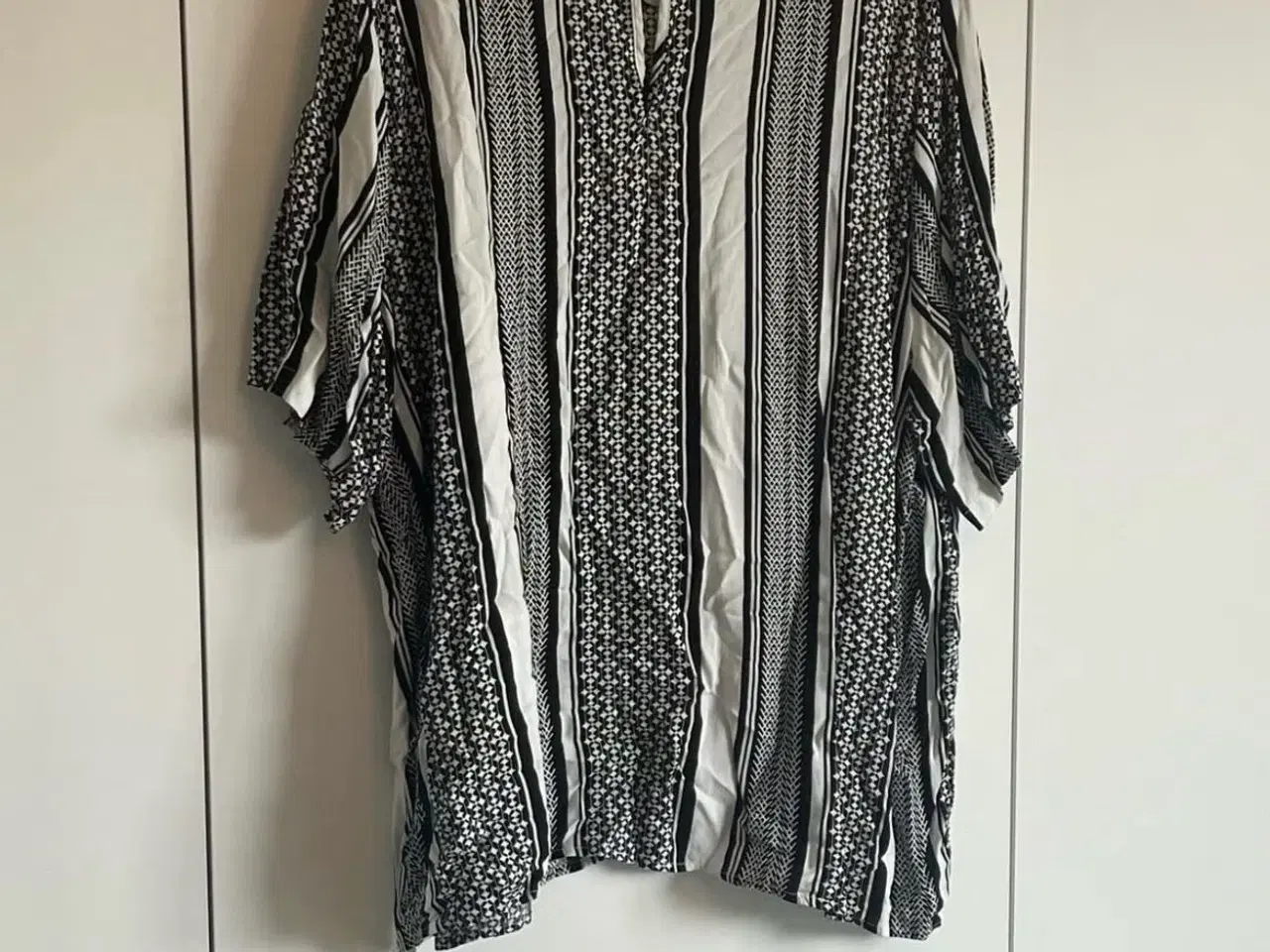Billede 2 - Mønstret t-shirt fra Only Carmakoma