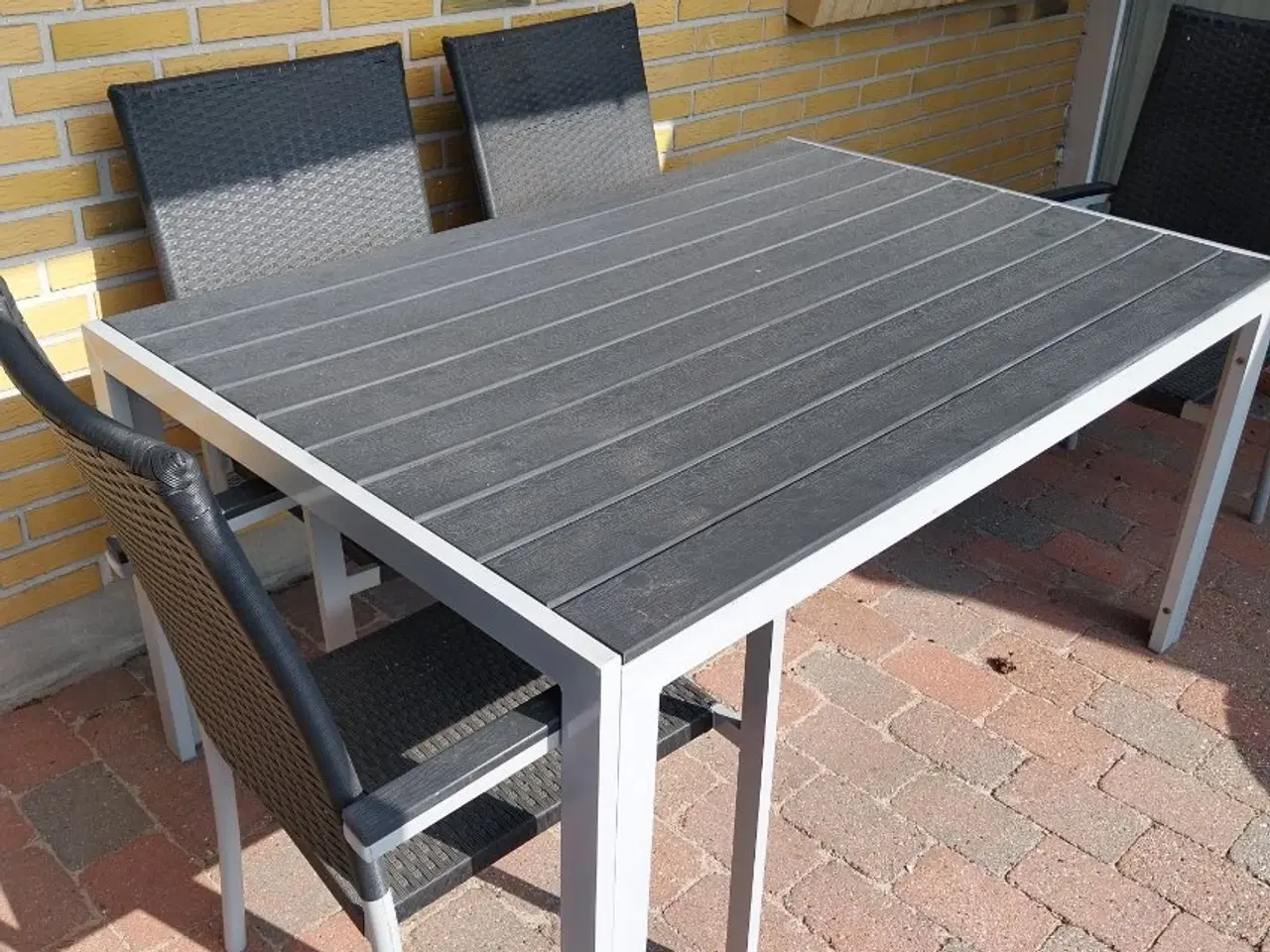 Billede 1 - Velholdt havemøbelsæt i sort og alu. 