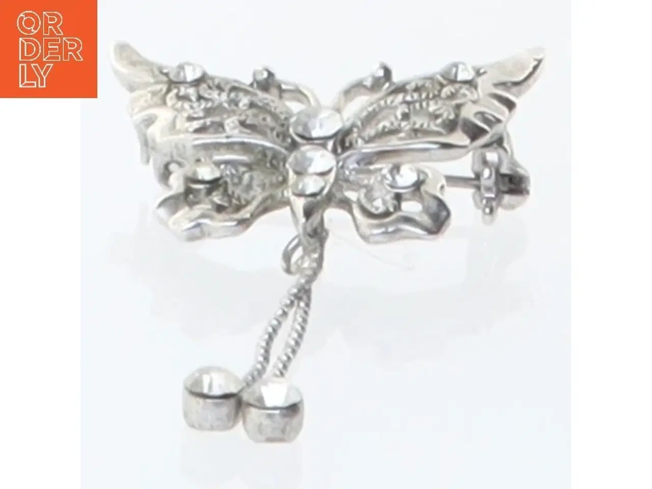 Billede 2 - Sølvfarvet broche med sommerfugledesign (str. 3 cm)