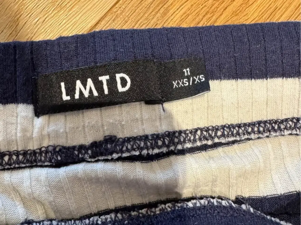 Billede 3 - Sæt af nederdel og T-shirt