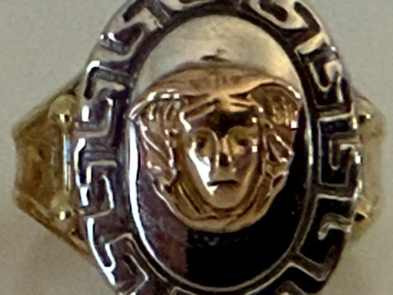 Billede 1 - Flot Versaces Medusa-ring i 14 kt guld