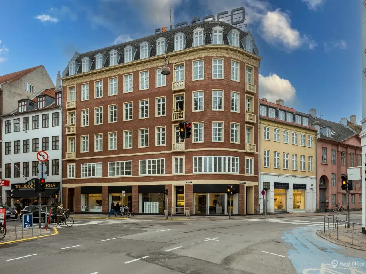 Billede 1 - Hjørnebutik med store facadevinduer