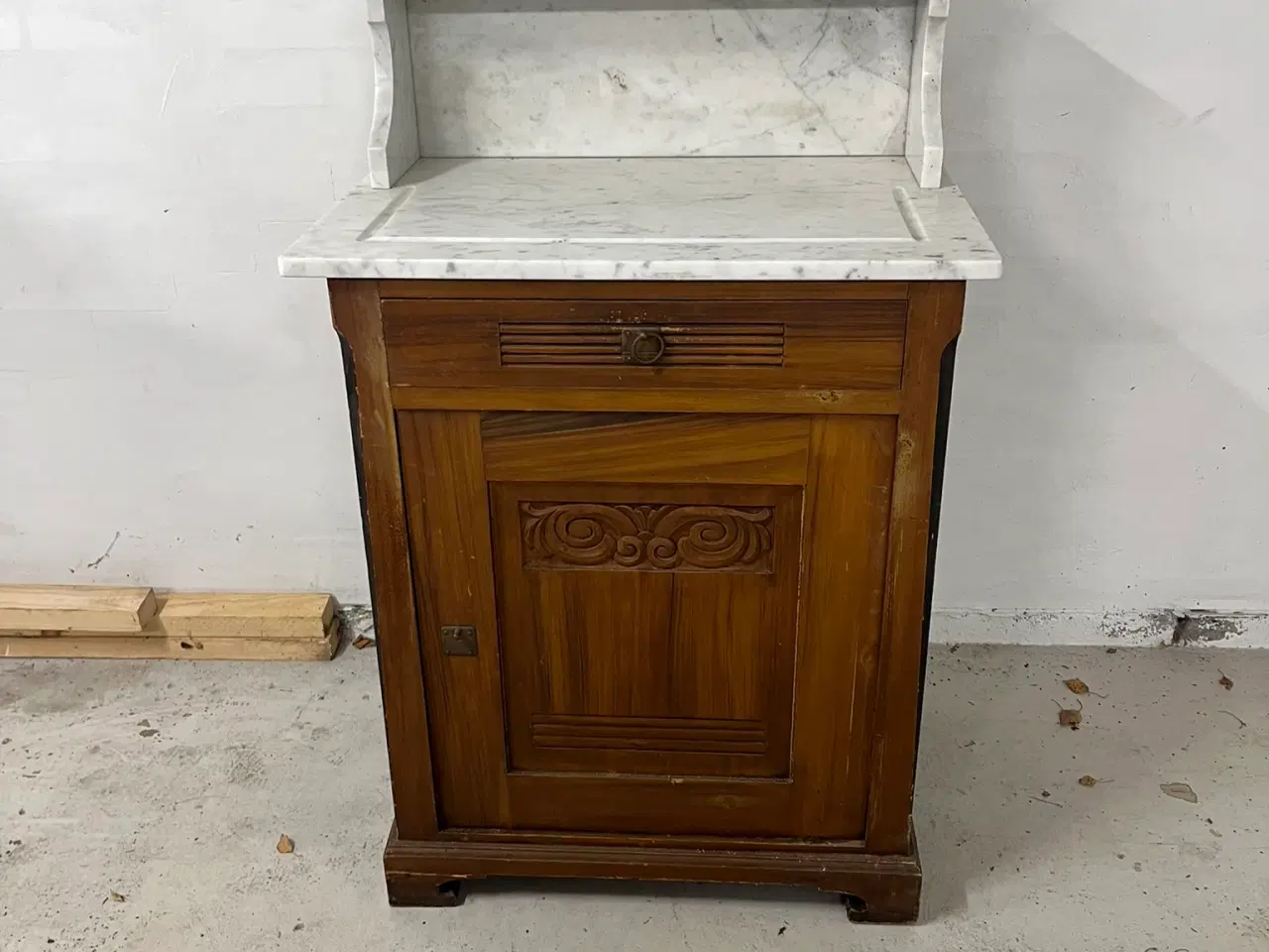 Billede 1 - Servante skab med marmor og hylde