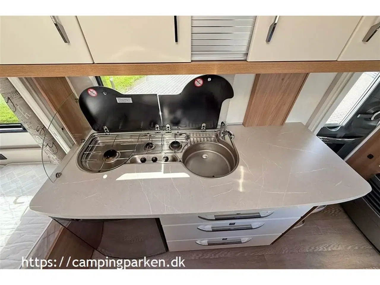 Billede 6 - 2021 - Hobby De Luxe 440 SF   Mindre campingvogn med mulighed for lav totalvægt, mover og cykelstativ monteret