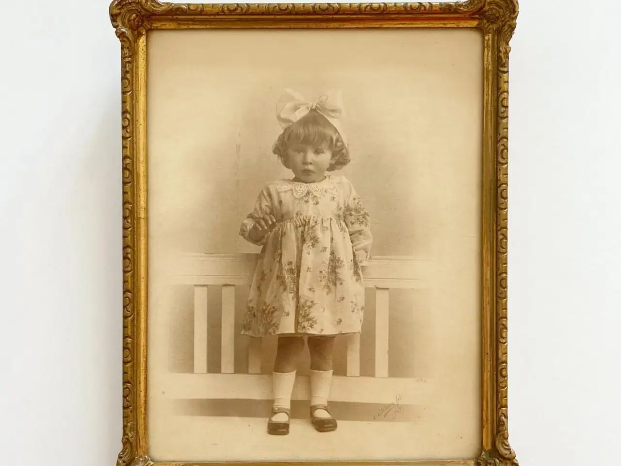 Billede 2 - Sort/hvid foto af lille pige i guldramme, dat. 1928