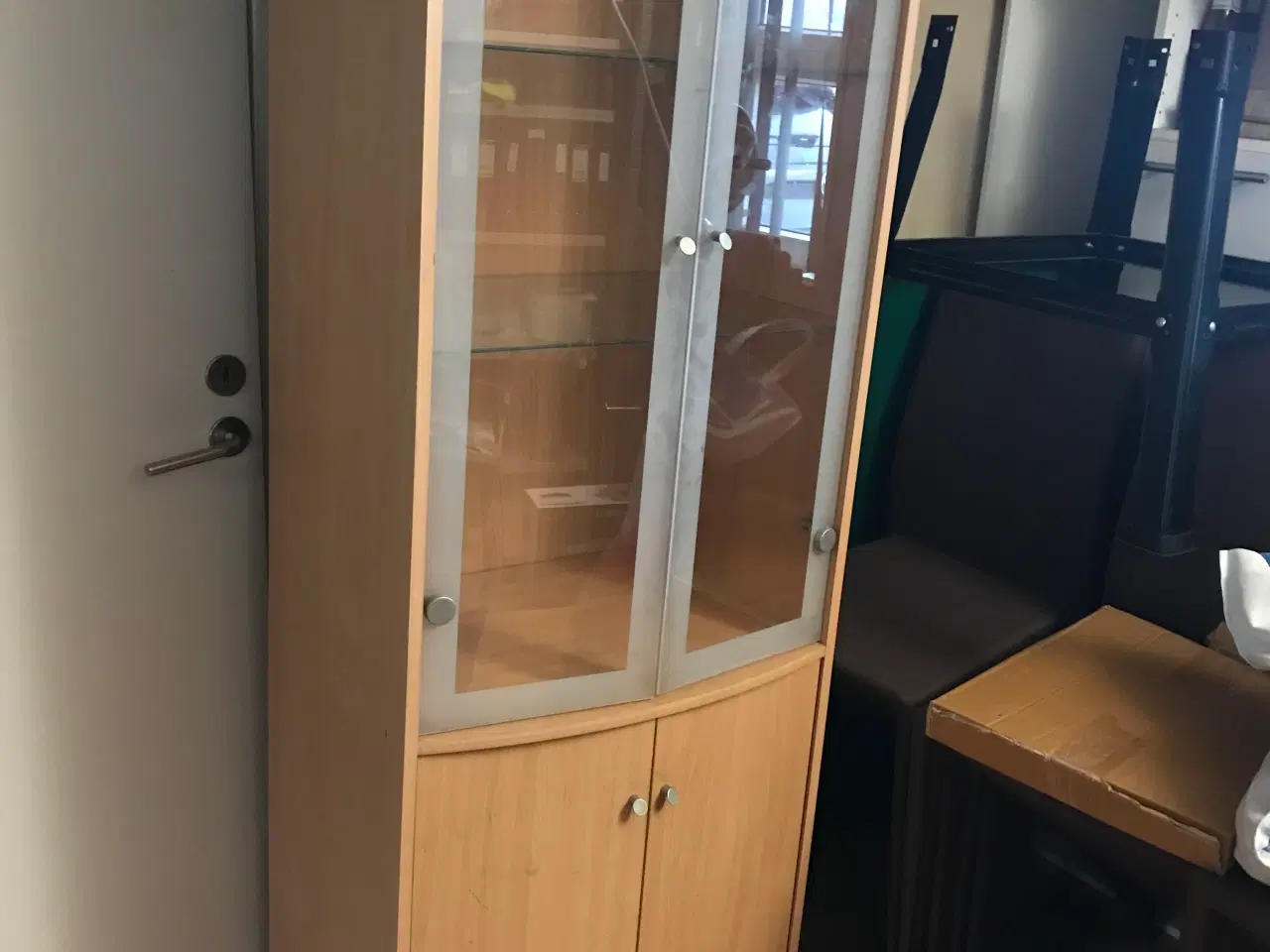 Billede 2 - Brun glasreol sælges