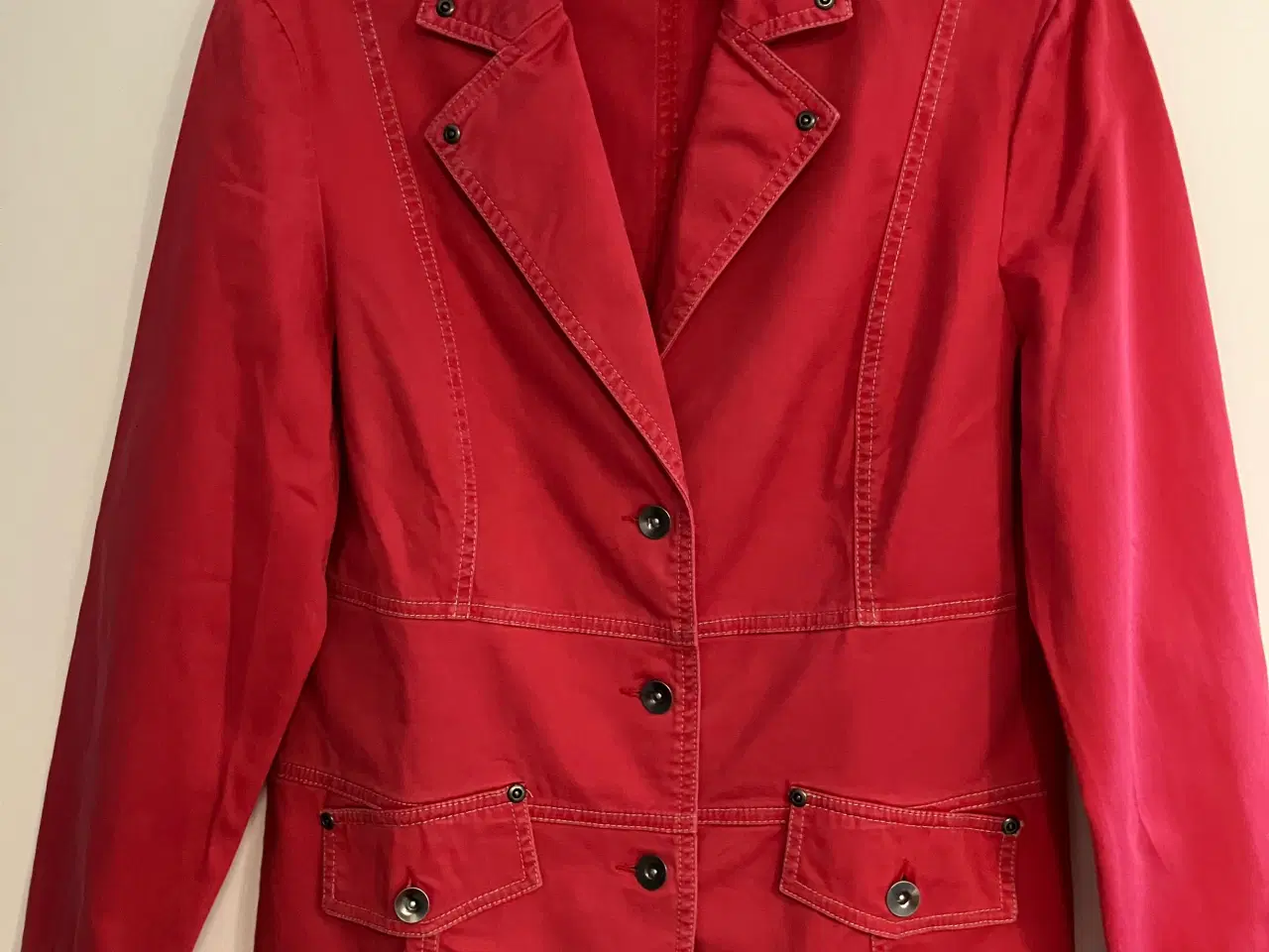 Billede 1 - Flot dæmpet rød Micha jakke i slankende snit