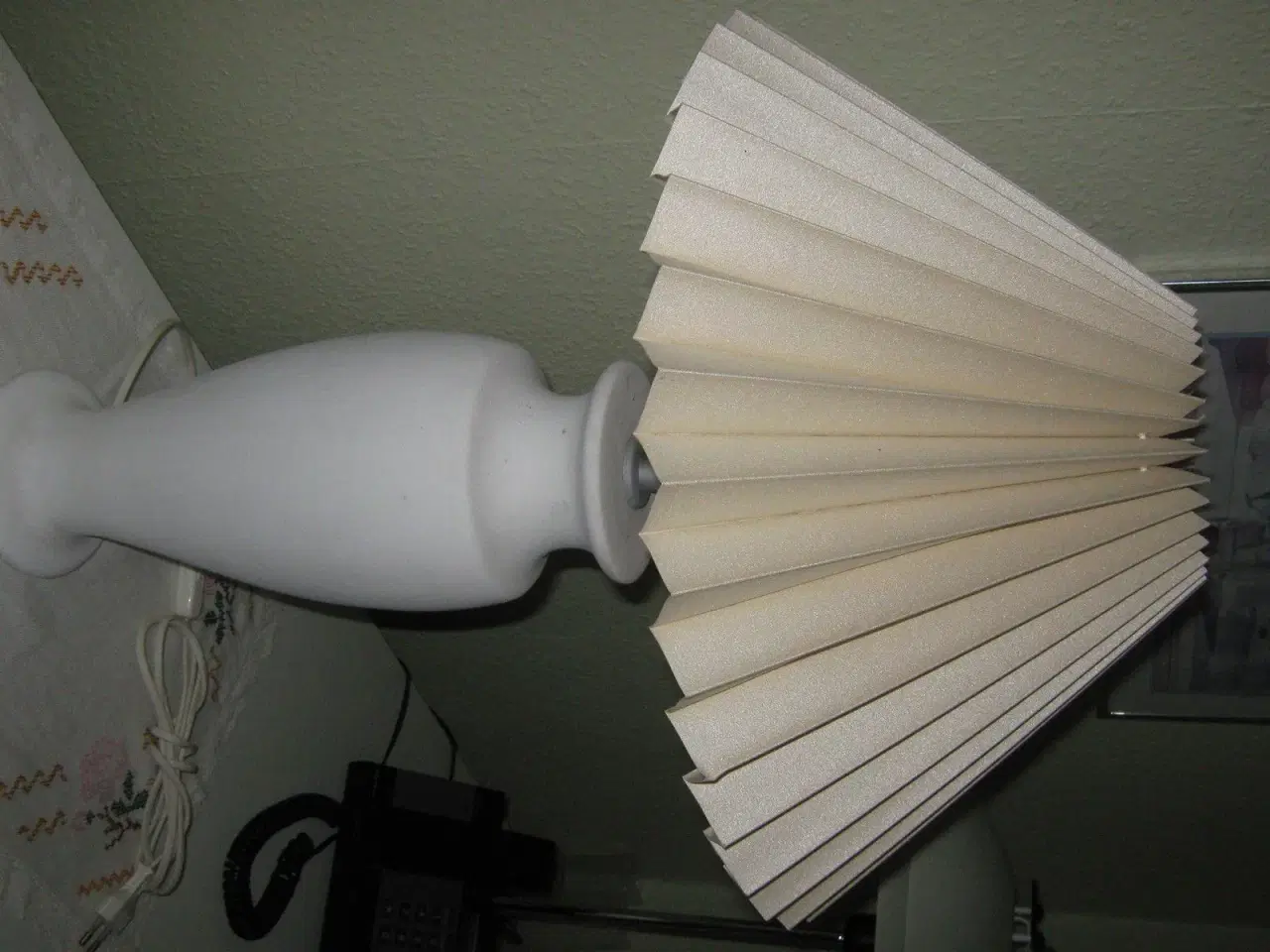 Billede 1 - Bordlampe i råhvid på 61cm
