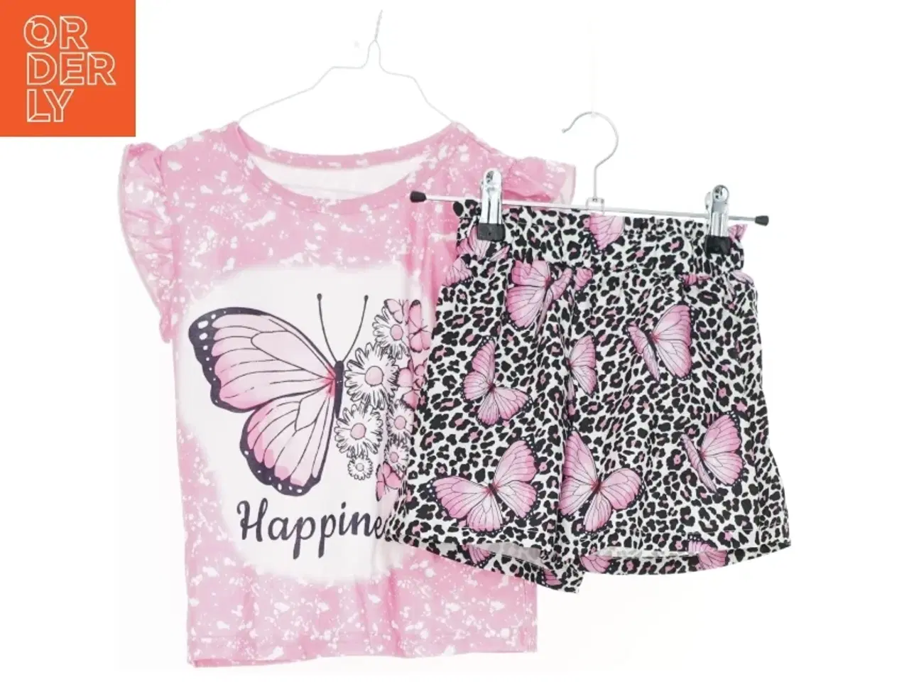 Billede 1 - Sæt med sommertrøje og shorts med sommerfugle (str. 110)