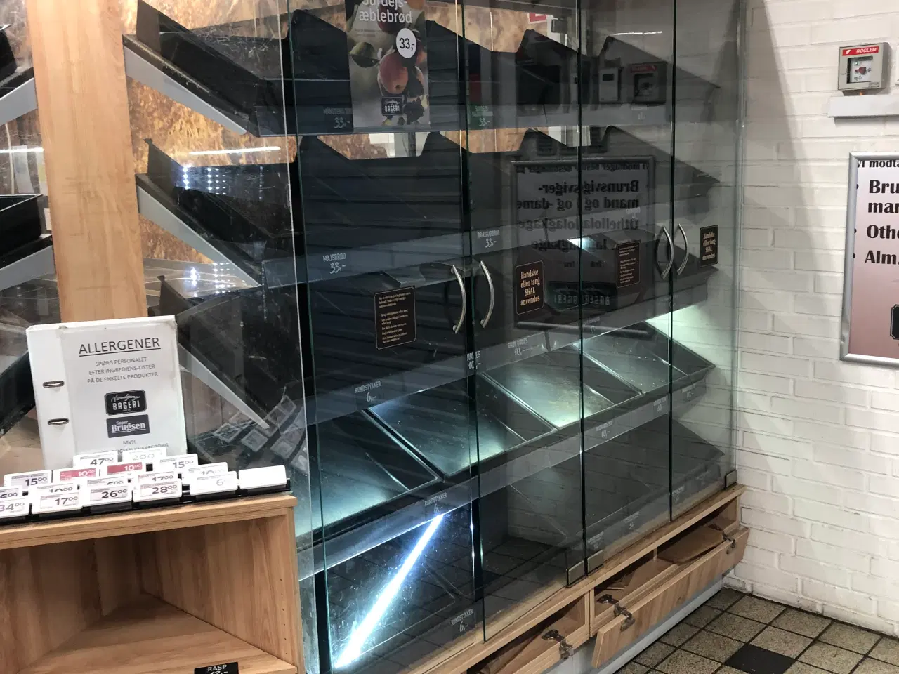 Billede 2 - Butiksinventar, brødudsalg mm.