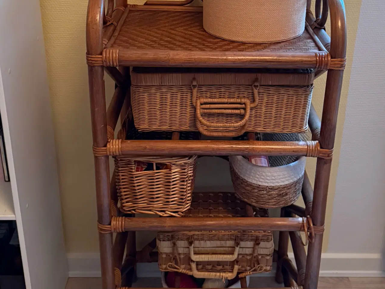 Billede 2 - Smuk reol i bambus – sælges uden kurve