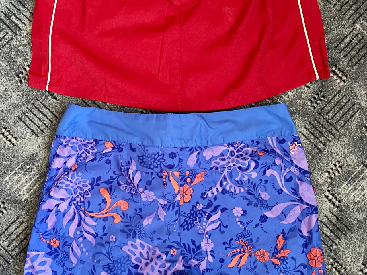 Billede 2 - Kort nederdel og shorts