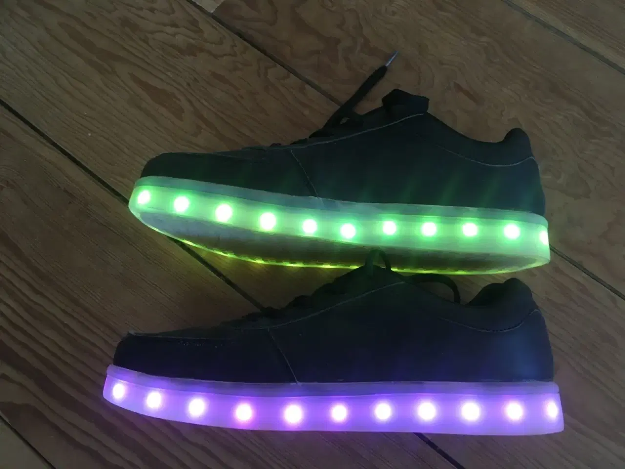 Billede 1 - Sorte sneakers m LED-lys str 41