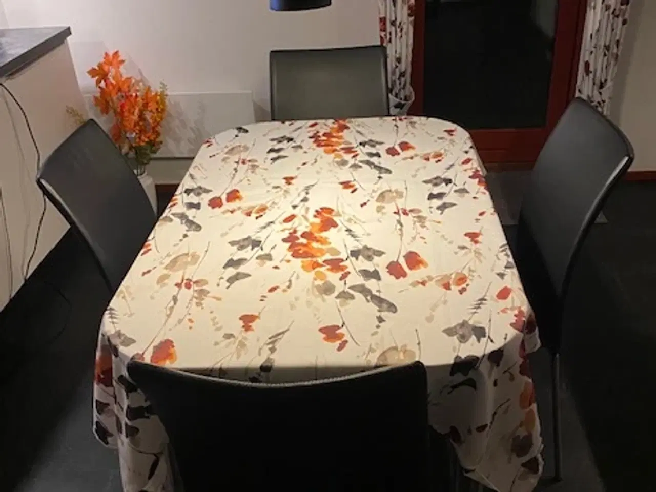 Billede 3 - 4 Skovby stole, læder sort og bord