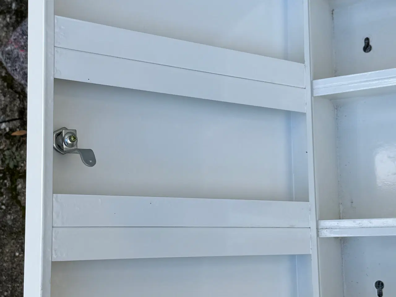 Billede 8 - IKEA medicinskab i metal m. lås og to nøgler.