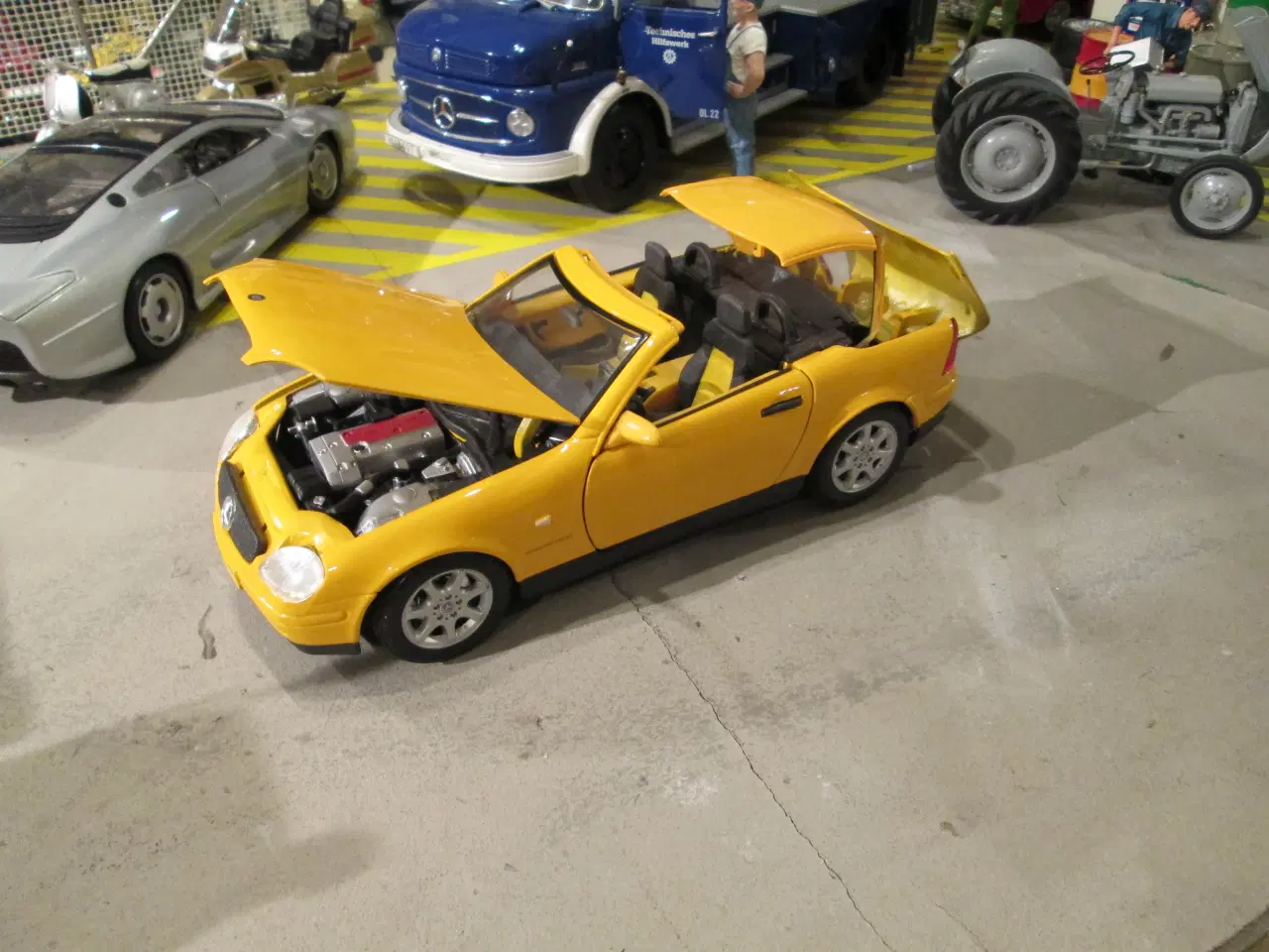 Billede 4 - Modelbil   Mercedes  SLK  230   Maisto  1:18