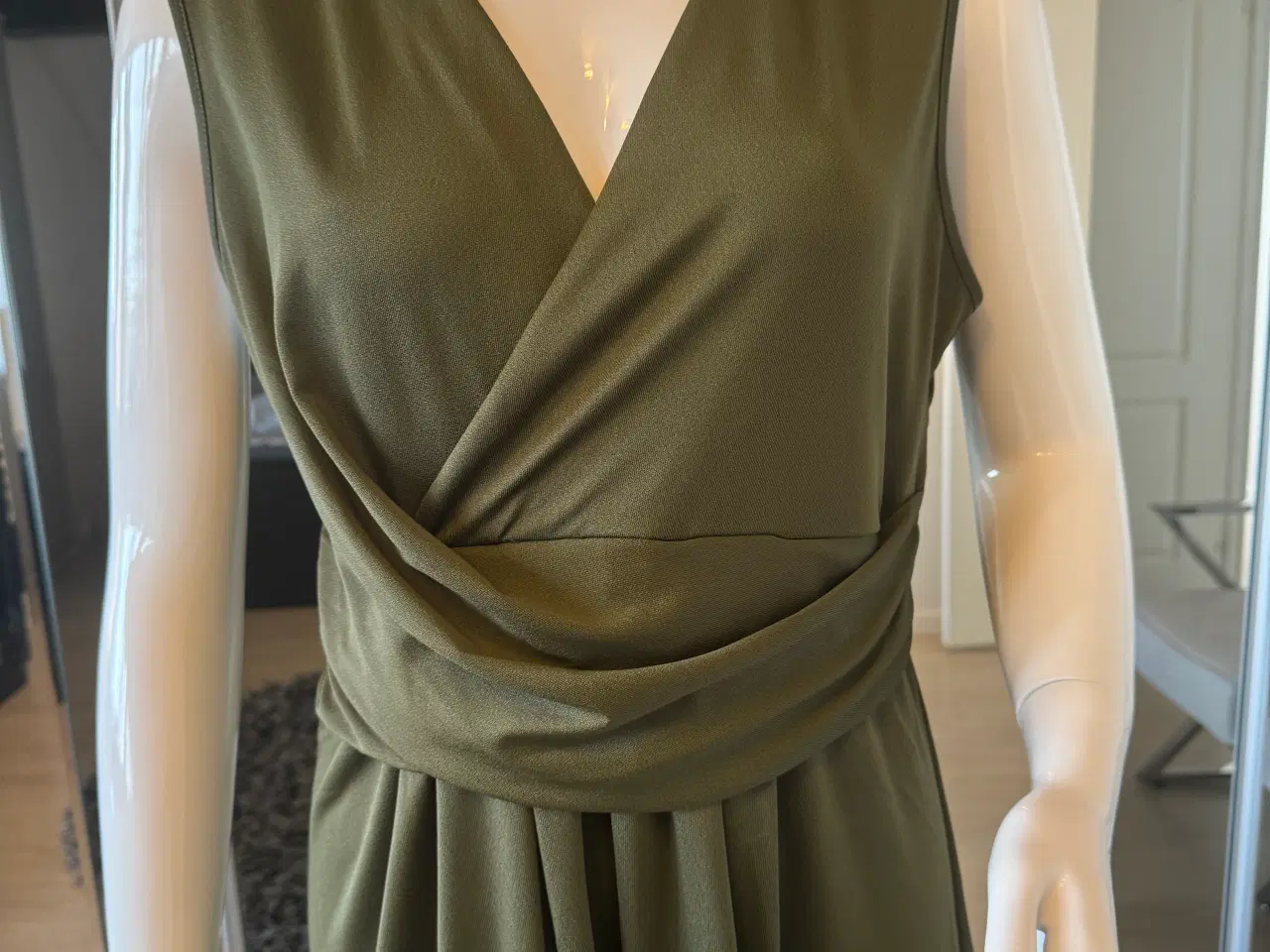 Billede 2 - Olivengrøn kjole fra Anna Field str 42