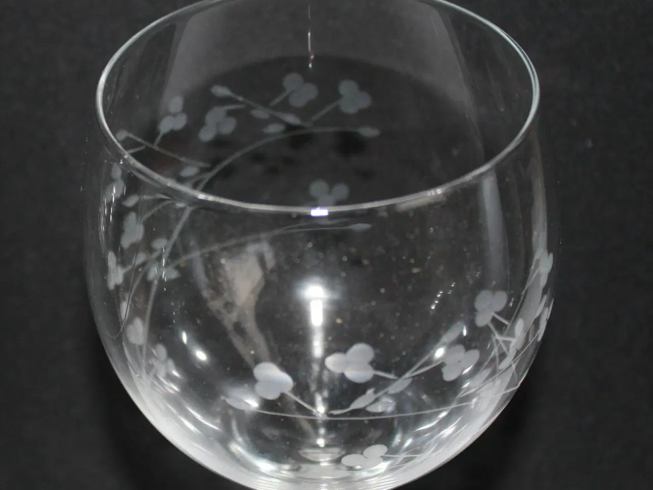 Billede 4 - 6 rødvinsglas med slebet dekoratiion