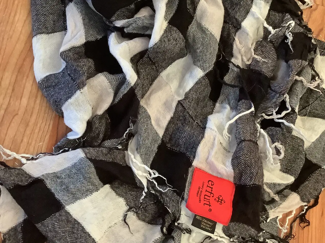 Billede 2 - Helt nyt Erfurt tørklæde 102X102 cm