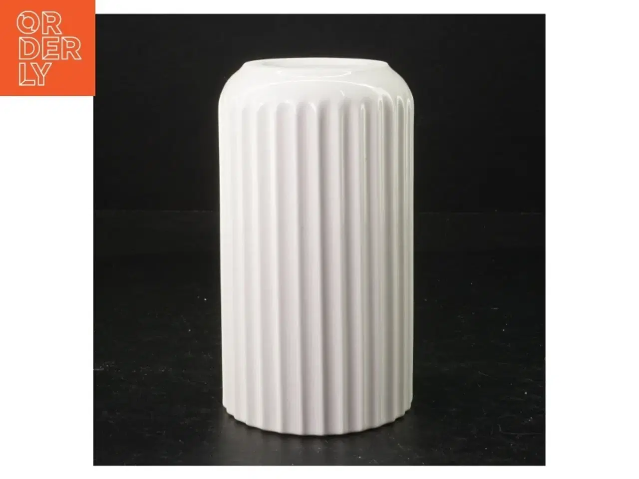 Billede 2 - Hvid porcelænsvase fra Lyngby (str. 15 cm. 8 cm i diameter)