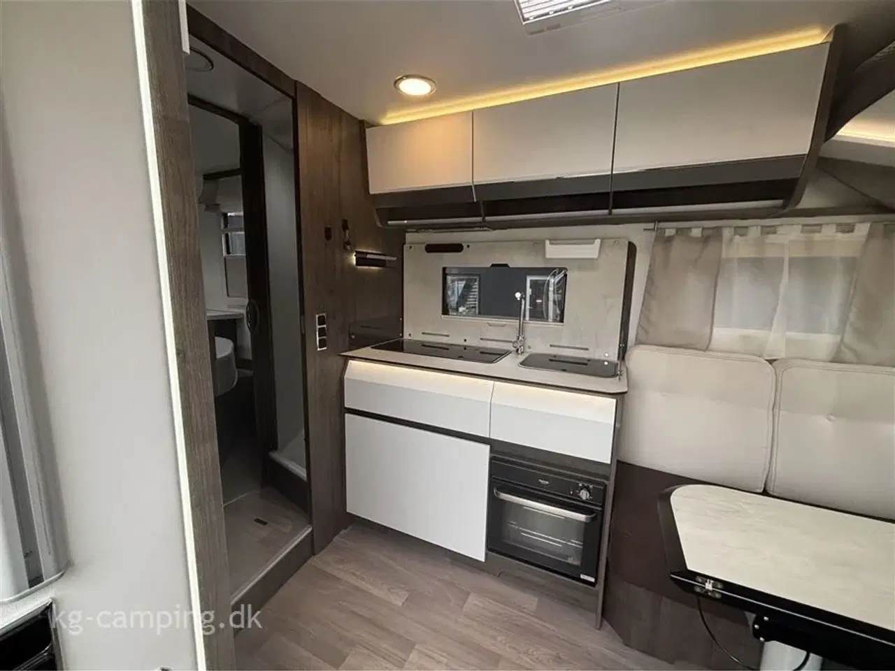 Billede 6 - 2022 - Benimar Amphitryon 998 4400 kg   Kraftfuld helintegreret autocamper med ALDE-varme og masser af komfort!