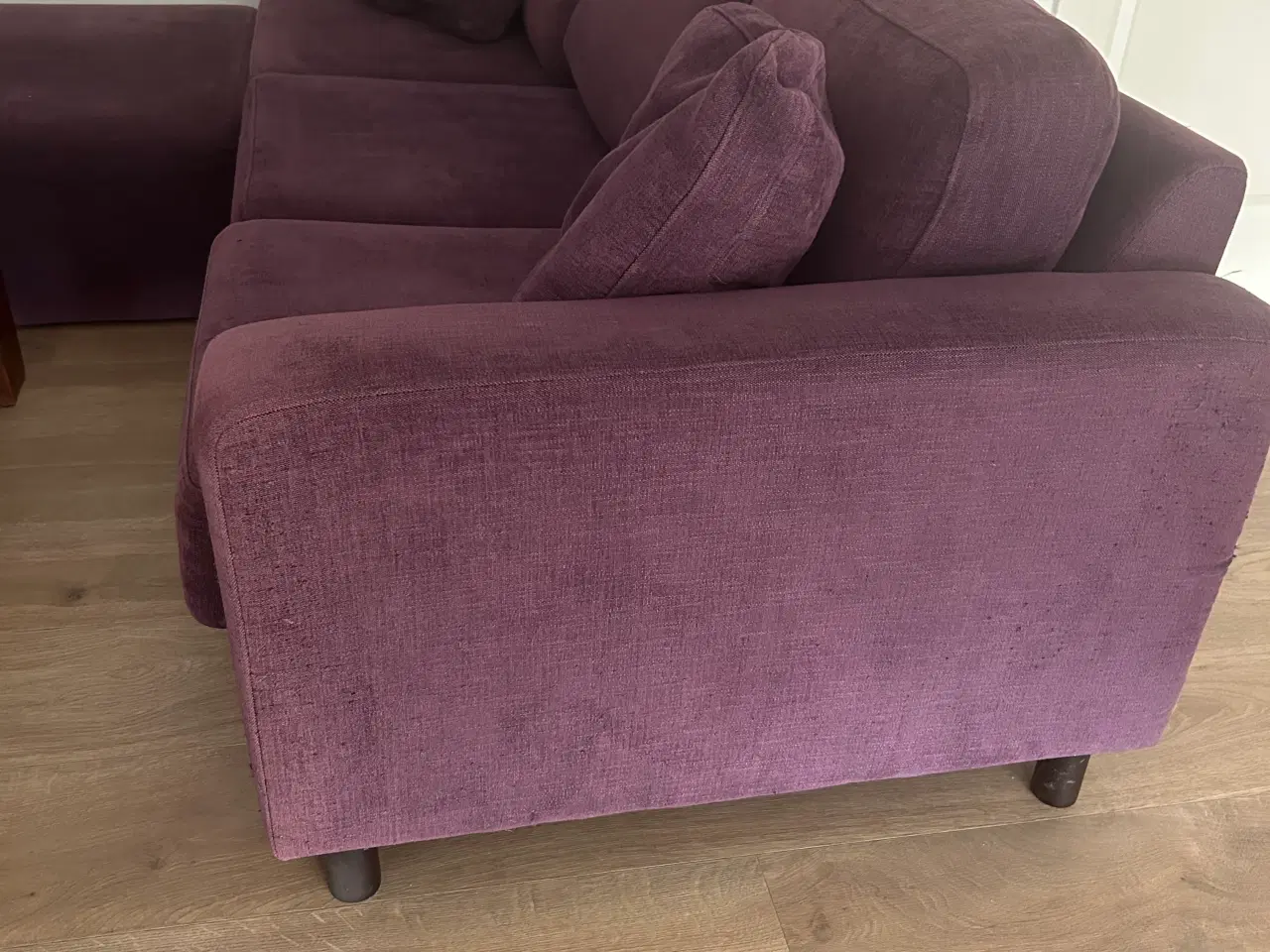 Billede 3 - Sofa i lilla stof med tilhørende puf 