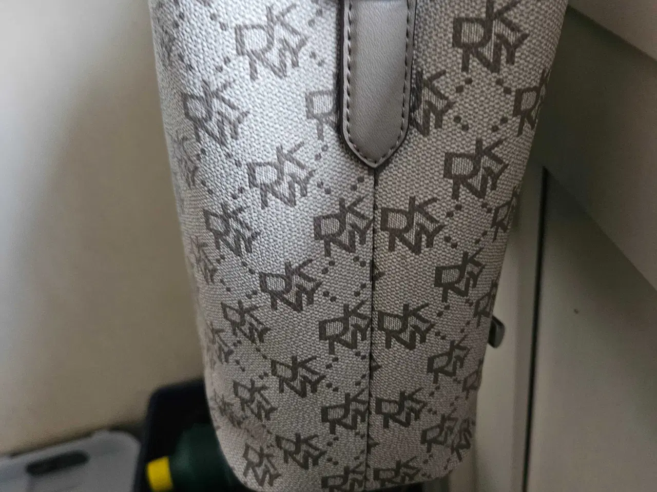 Billede 3 - DKNY grå taske