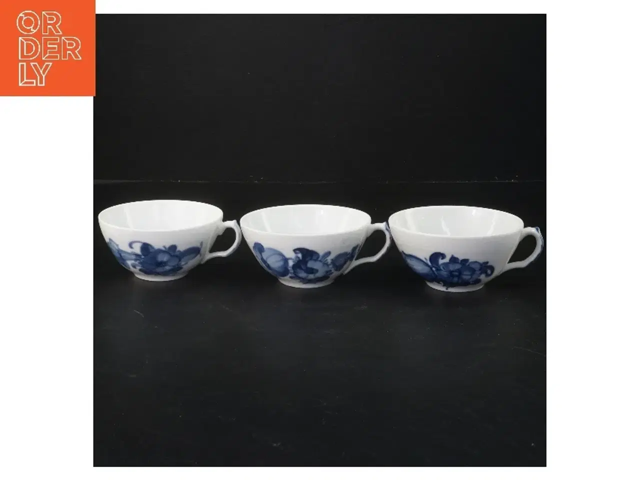 Billede 1 - Porcelænskopper med blå blomst fra Royal Copenhagen (str. 3 styk, ø 10 cm)