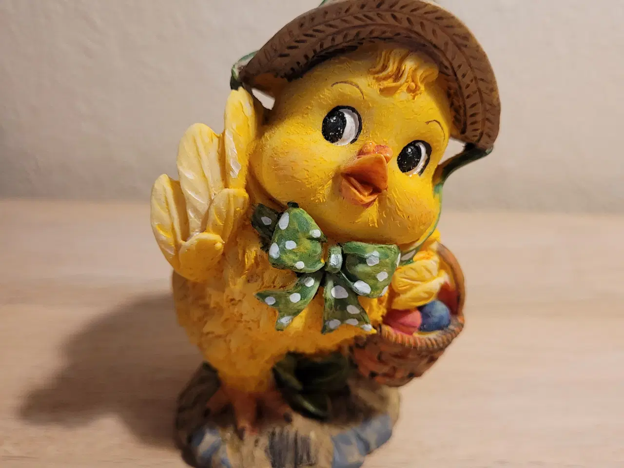 Billede 1 - Påskekylling med hat og æggekurv