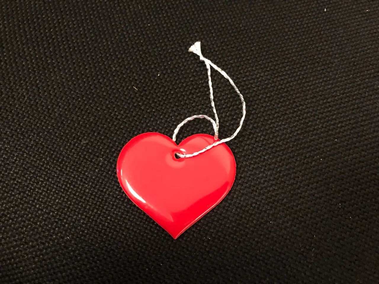 Billede 1 - Rødt hjerte i plastic - til ophæng 