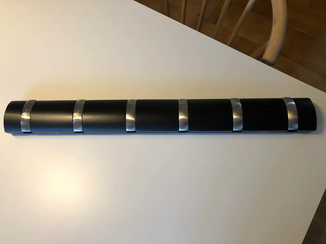 Billede 2 - Knagerække i sort og børstet stål med 6 knager