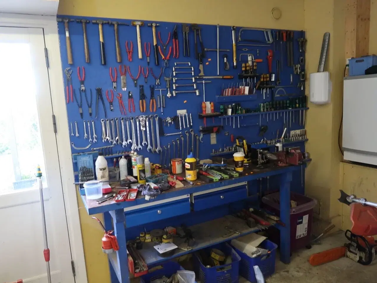 Billede 1 - Arbejdsbord med skruestik samt værktøjstavle med div. Værktøj