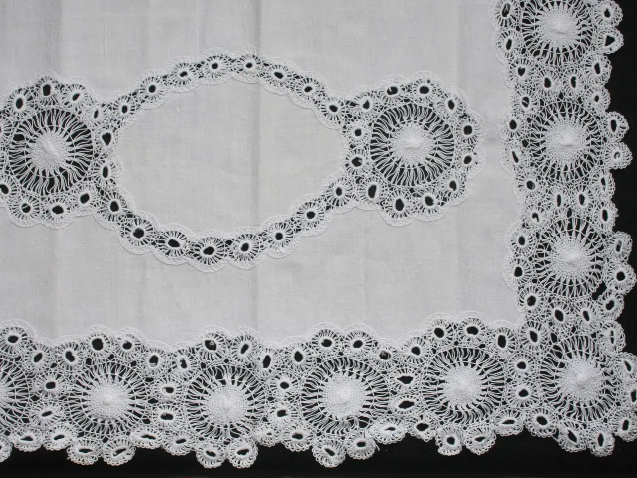 Billede 11 - Dug med gimpede blonder, 130 x 105 cm 