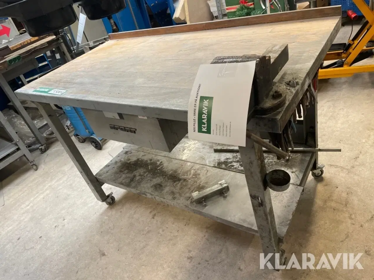 Billede 8 - Arbejdsbord på hjul med skruestik