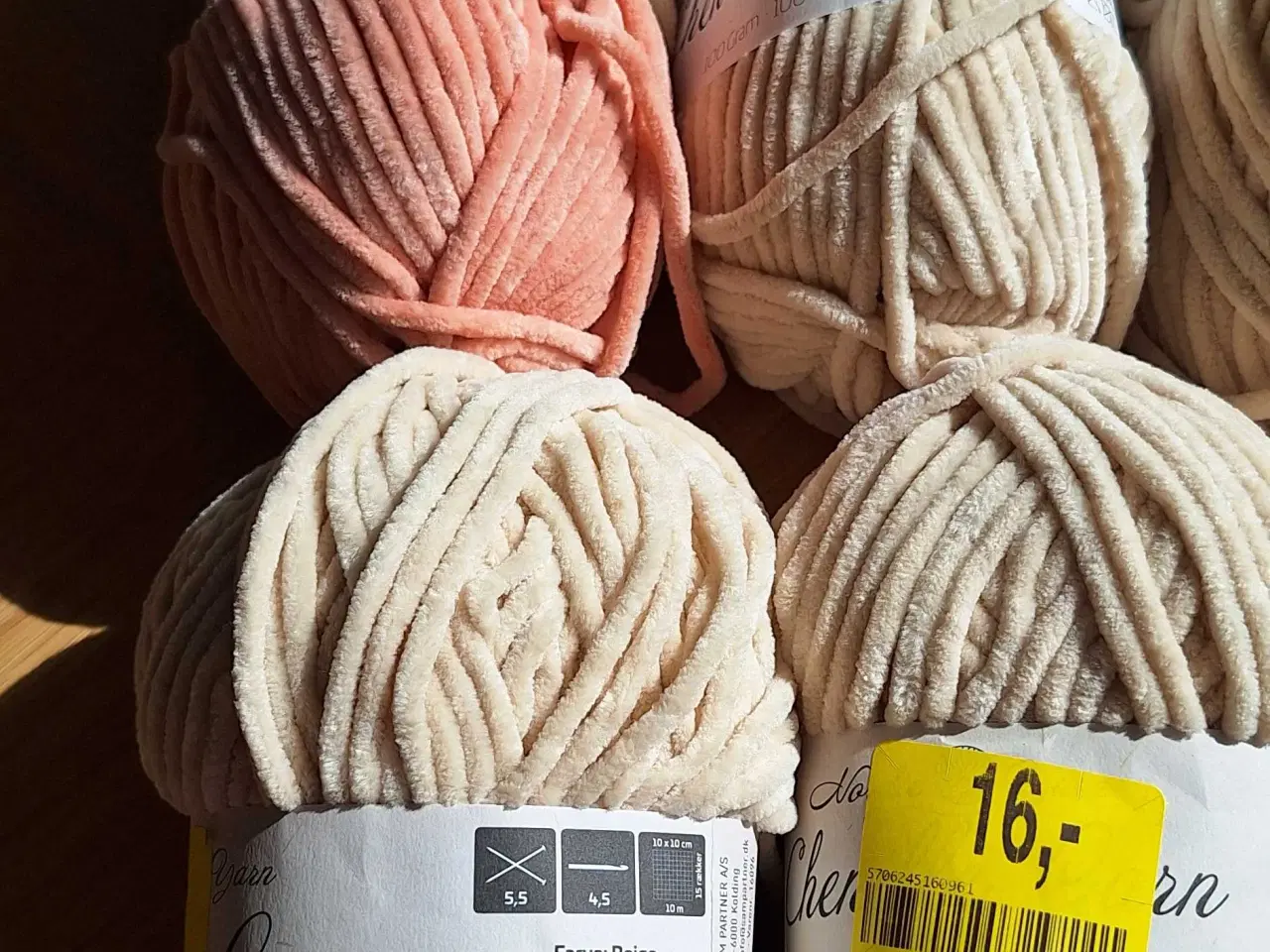 Billede 4 - Chenille garn og bog 