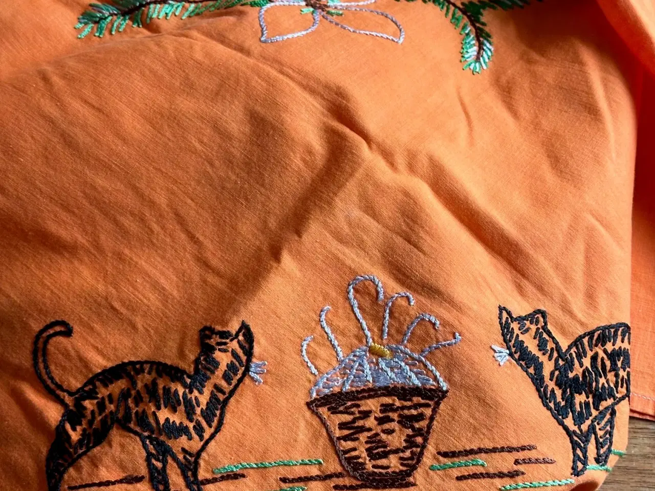 Billede 9 - Antik juledug, broderet m katte, 120 x 120 cm