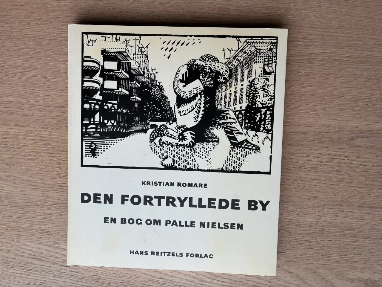 Billede 1 - DEN FORTRYLLEDE BY - En bog om Palle Nielsen