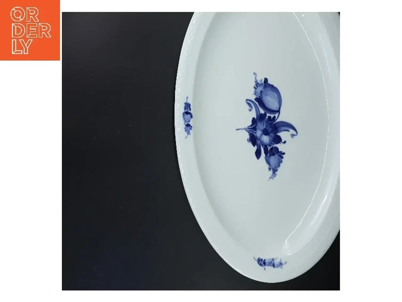 Billede 2 - Porcelænsfad med blå blomst fra Royal Copenhagen (str. 38x49 cm)