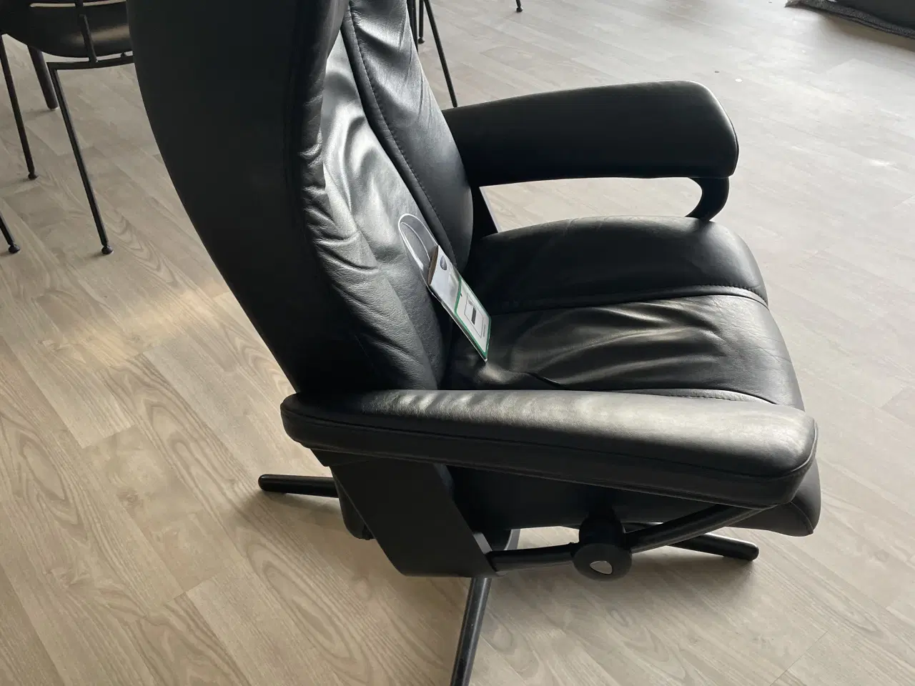 Billede 2 - Stressless sort lænestol med skammel