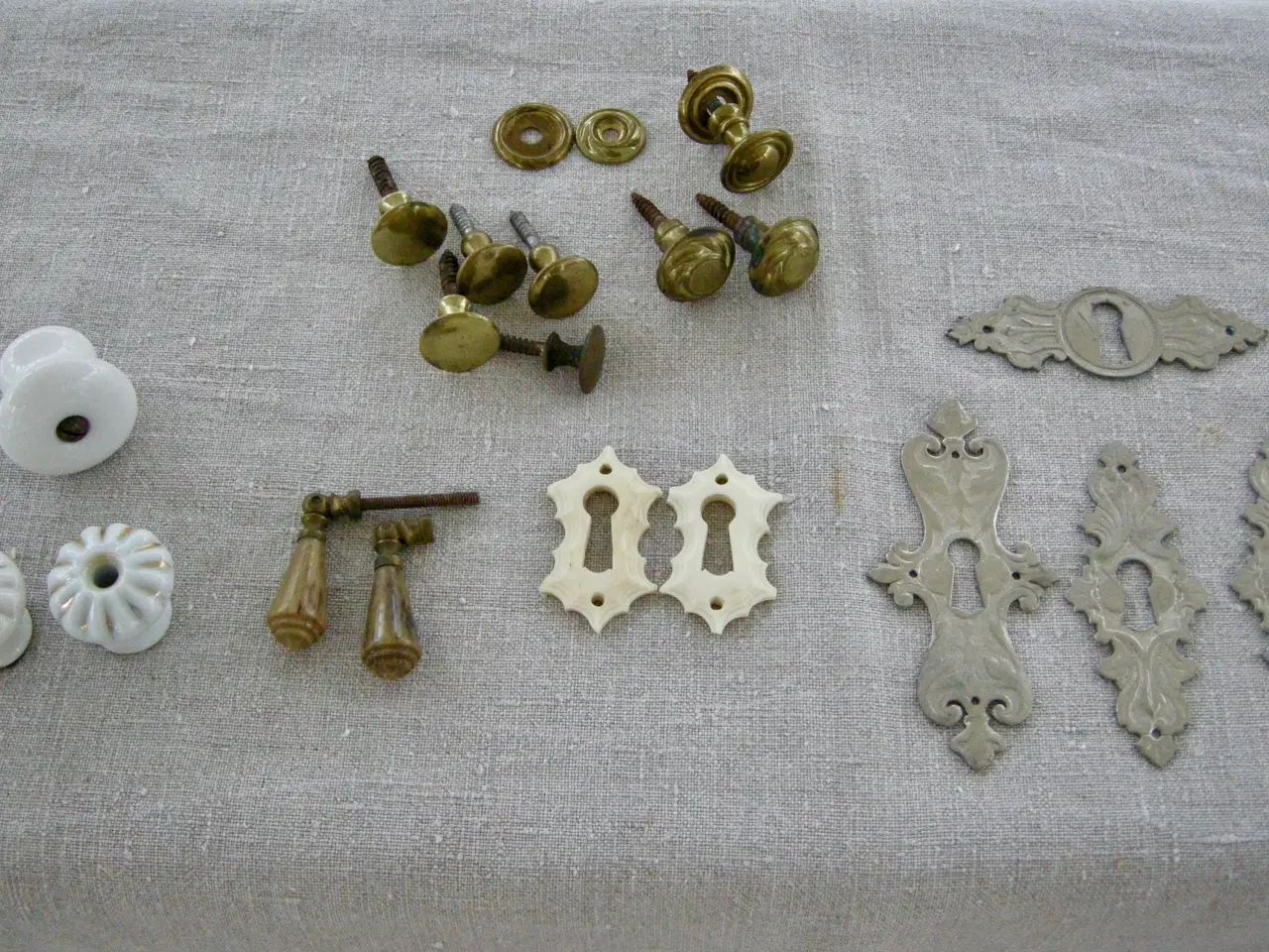 Billede 2 - Gamle møbelbeslag, møbelknopper, nøgleskilte, ben