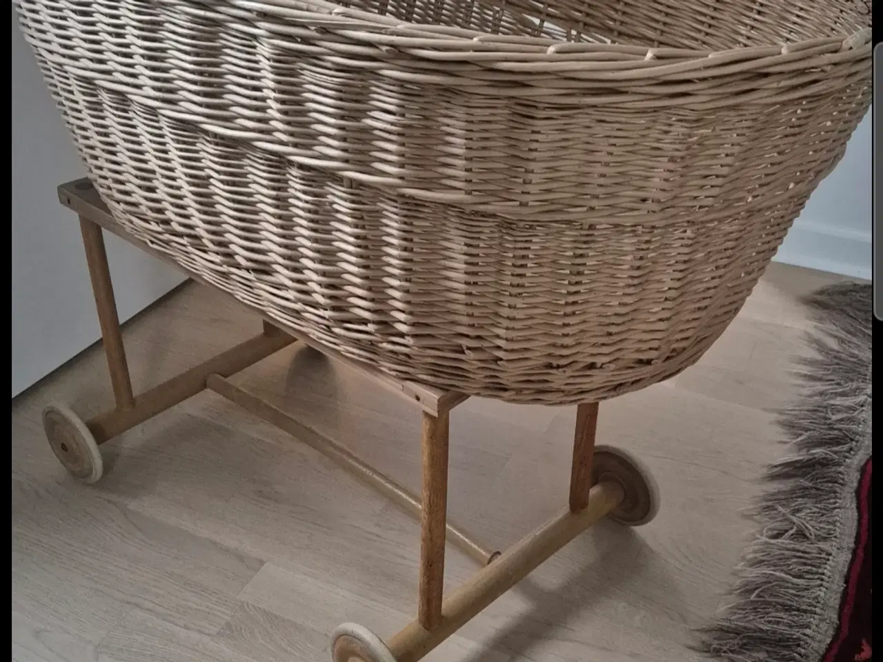 Billede 9 - Komplet pakke: Klassisk fletvugge på hjul m. babyn