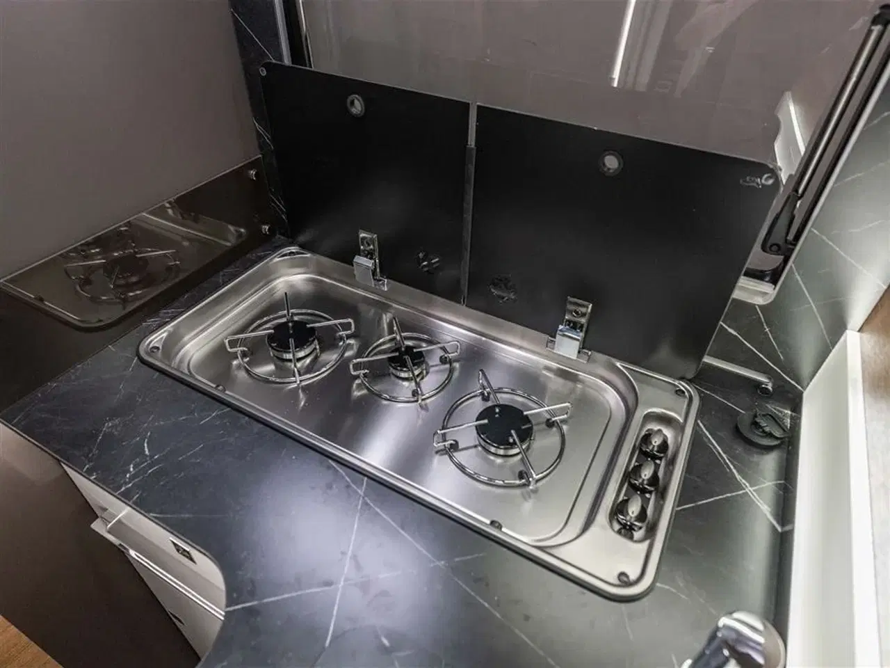 Billede 15 - 2026 - Benimar Mileo 263   Skandinavisk design og komfort året rundt